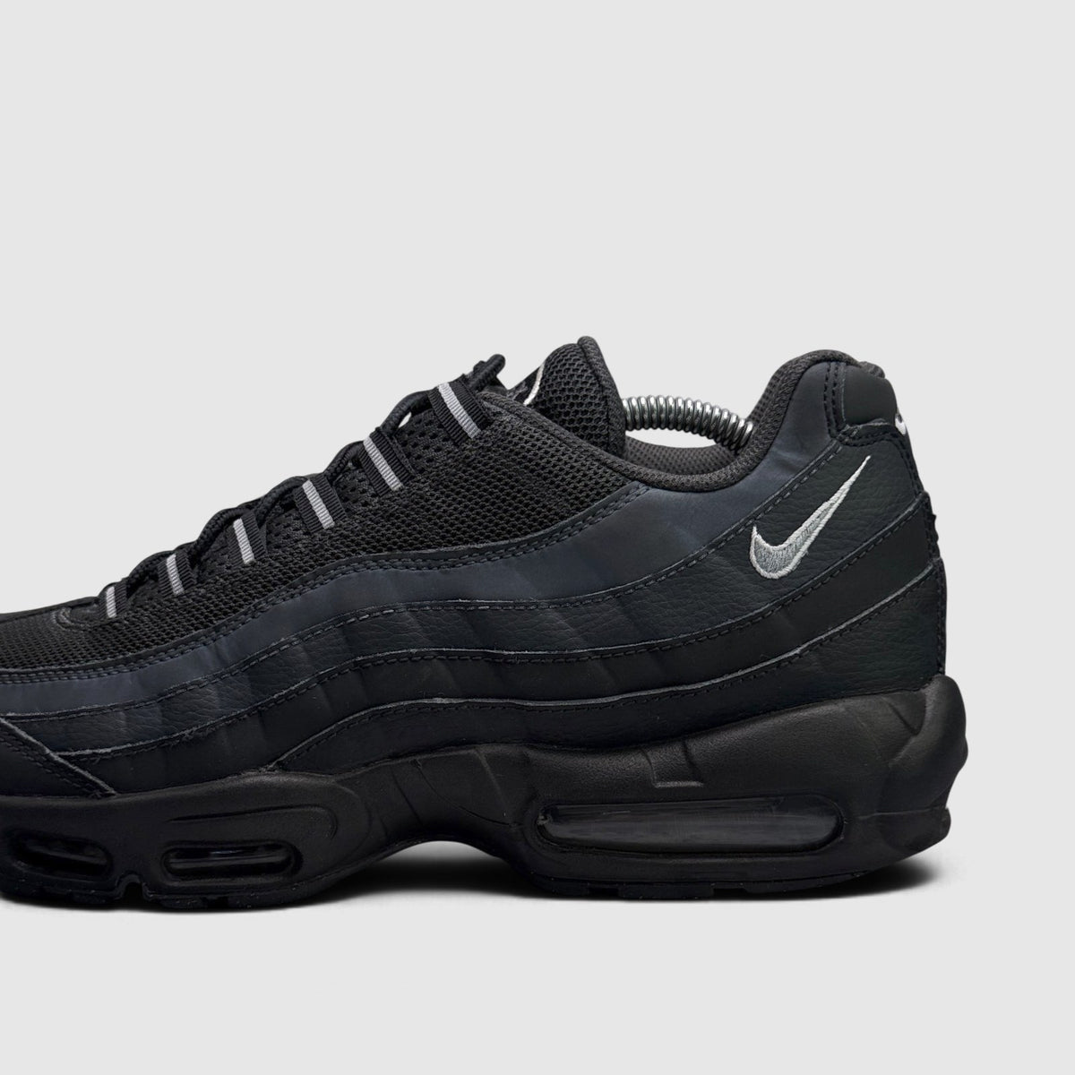 Nike Air Max 95, buty sportowe męskie w bardzo dobrym stanie rozmiar 45, boczny profil, prawa strona