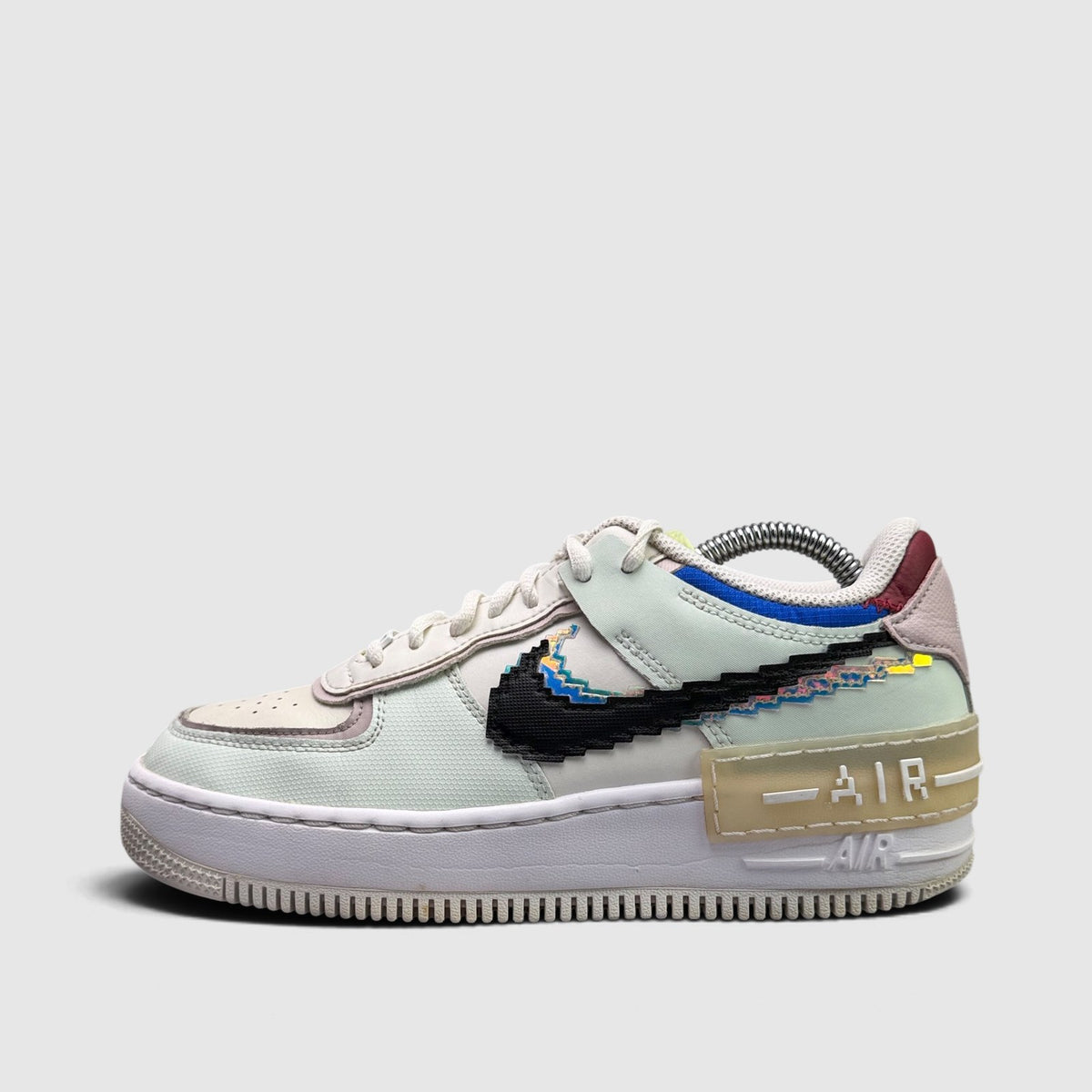 Nike Air Force 1 Shadow SE Pixel Swoosh, buty sportowe damskie w bardzo dobrym stanie rozmiar 38.5, boczny profil, lewa strona