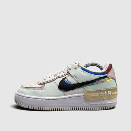Nike Air Force 1 Shadow SE Pixel Swoosh, buty sportowe damskie w bardzo dobrym stanie rozmiar 38.5, boczny profil, lewa strona