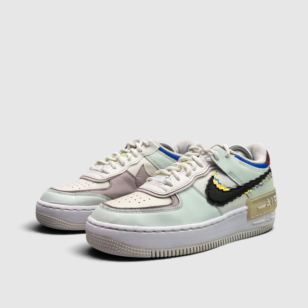 Nike Air Force 1 Shadow SE Pixel Swoosh, buty sportowe damskie w bardzo dobrym stanie rozmiar 38.5, para butów