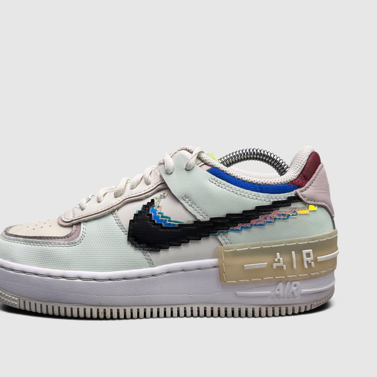 Nike Air Force 1 Shadow SE Pixel Swoosh, buty sportowe damskie w bardzo dobrym stanie rozmiar 38.5, boczny profil, prawa strona