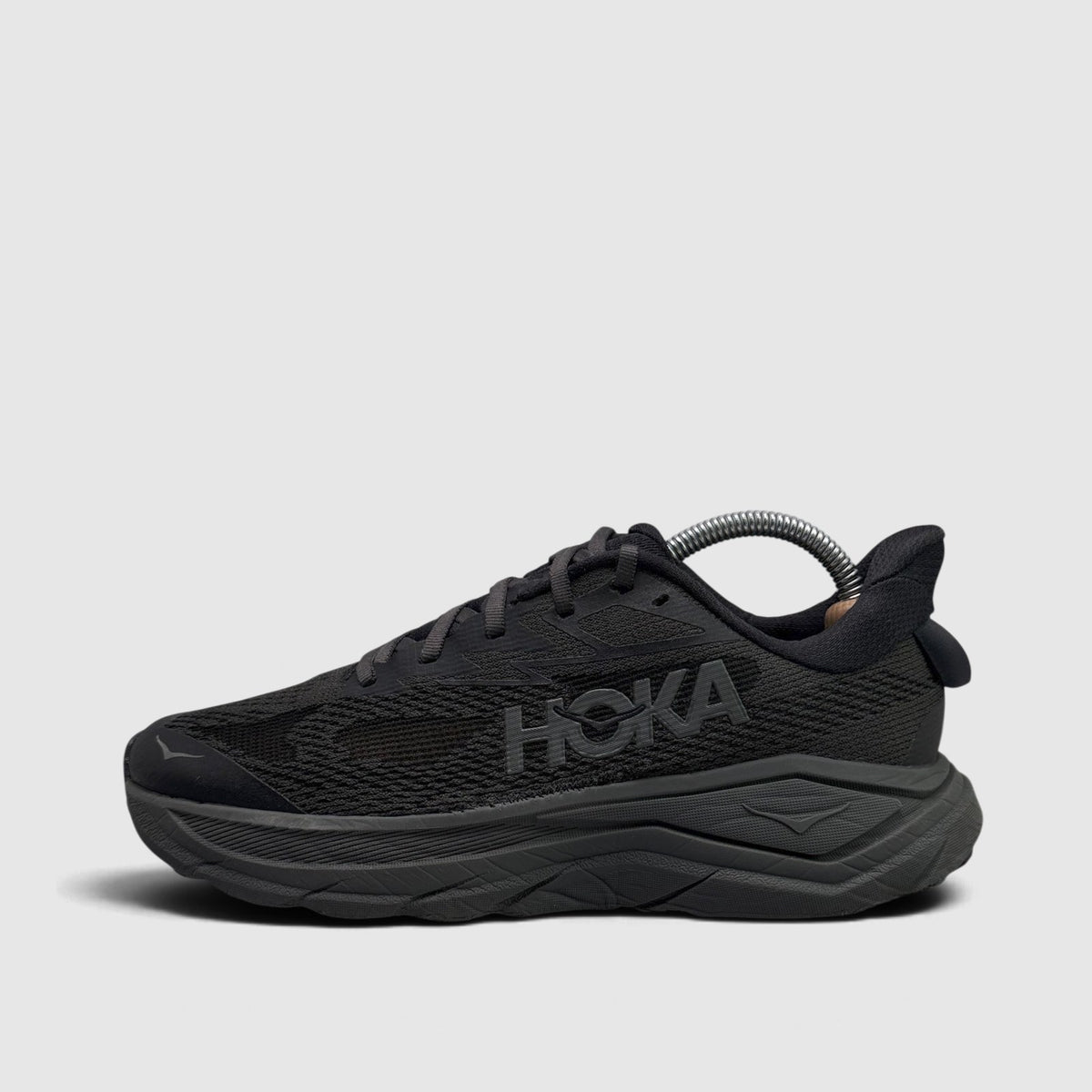 Hoka Challenger 8, buty sportowe męskie w bardzo dobrym stanie rozmiar 41 1/3, boczny profil, lewa strona