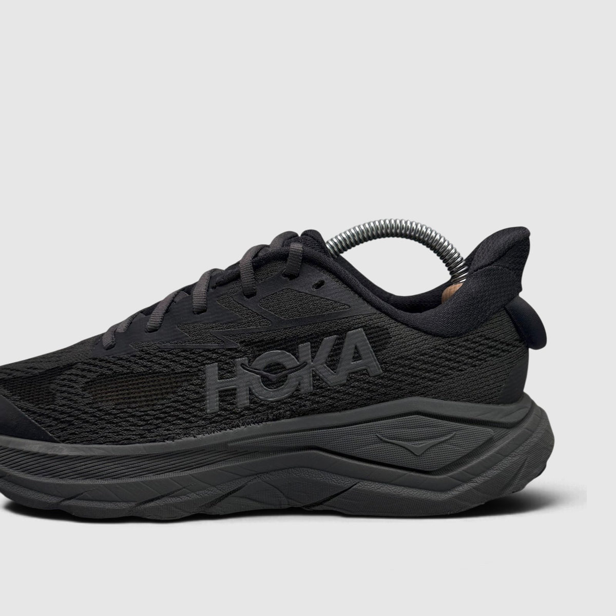 Hoka Challenger 8, buty sportowe męskie w bardzo dobrym stanie rozmiar 41 1/3, boczny profil, lewa strona