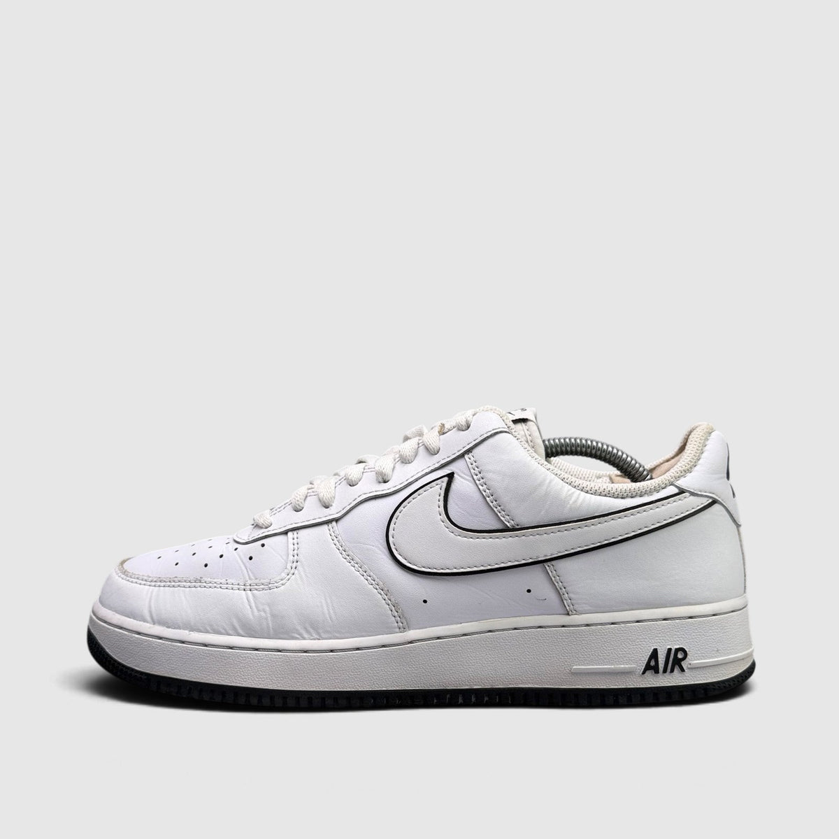 Nike Air Force 1 '07 Low White/Black, buty sportowe męskie w bardzo dobrym stanie rozmiar 44.5, boczny profil, lewa strona