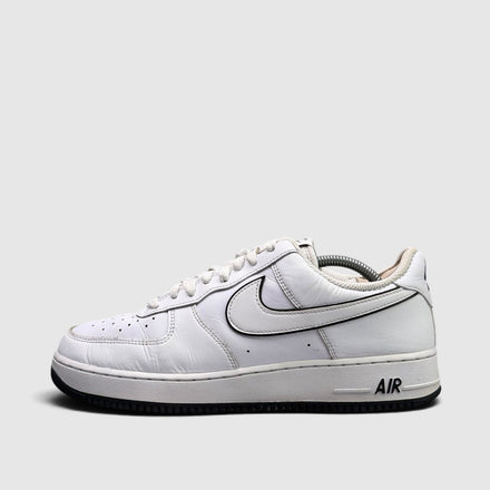 Nike Air Force 1 '07 Low White/Black, buty sportowe męskie w bardzo dobrym stanie rozmiar 44.5, boczny profil, lewa strona
