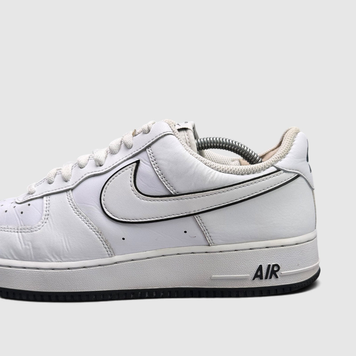 Nike Air Force 1 '07 Low White/Black, buty sportowe męskie w bardzo dobrym stanie rozmiar 44.5, boczny profil, prawa strona