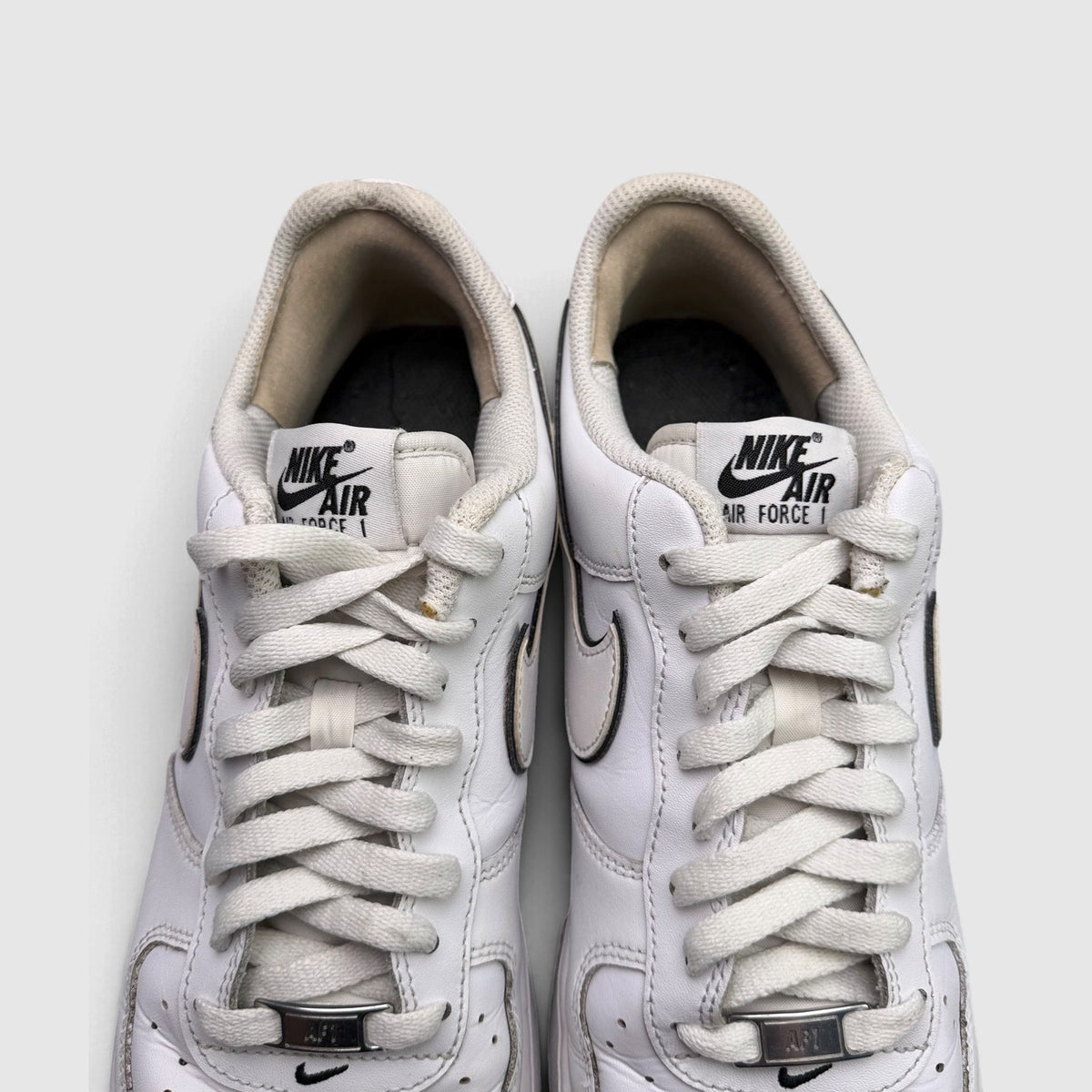 Nike Air Force 1 '07 Low White/Black, buty sportowe męskie w bardzo dobrym stanie rozmiar 44.5, widok z góry