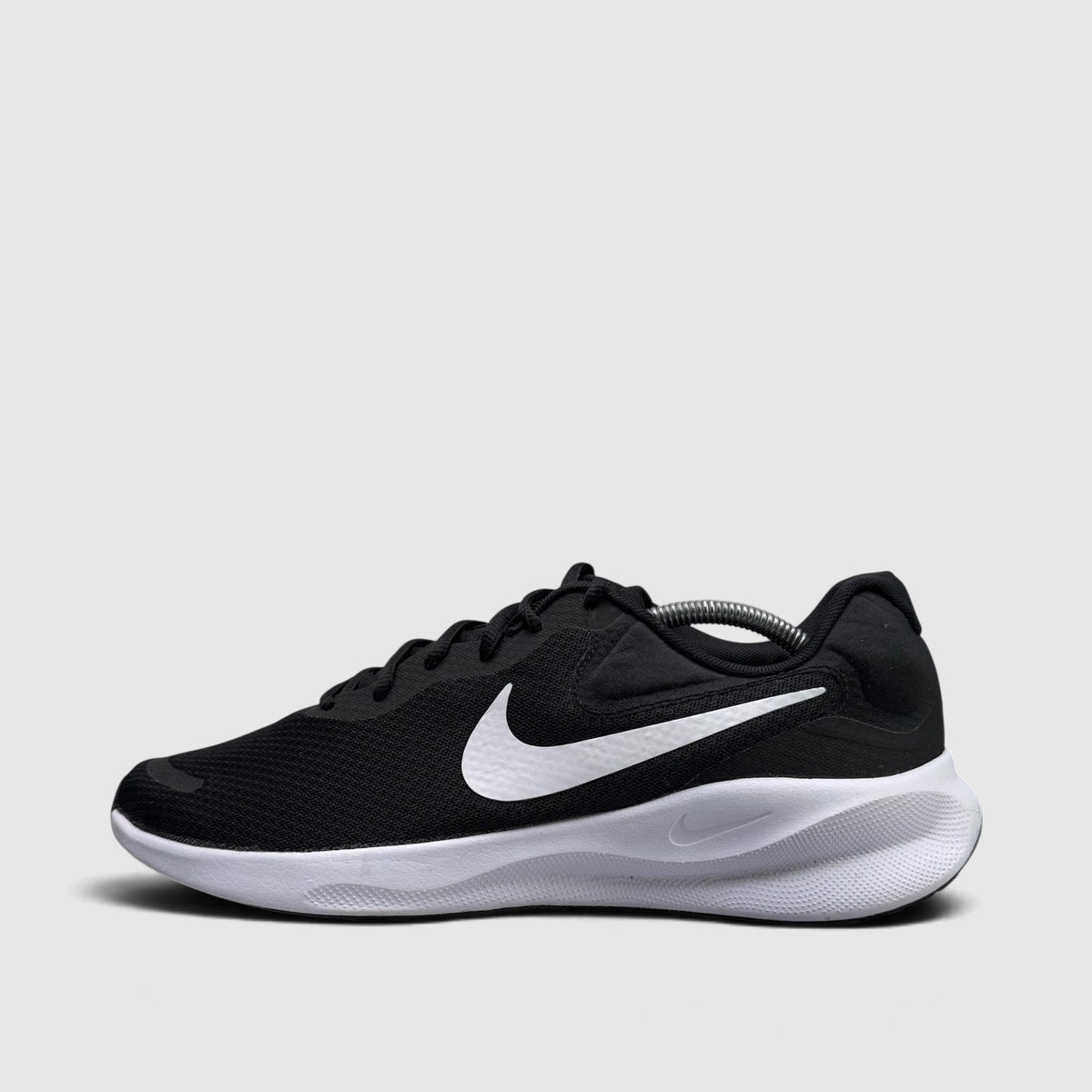 Nike Revolution 7 Black White, buty sportowe męskie w bardzo dobrym stanie rozmiar 45, boczny profil, prawa strona