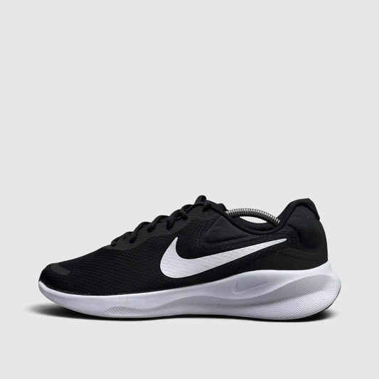 Nike Revolution 7 Black White, buty sportowe męskie w bardzo dobrym stanie rozmiar 45, boczny profil, prawa strona