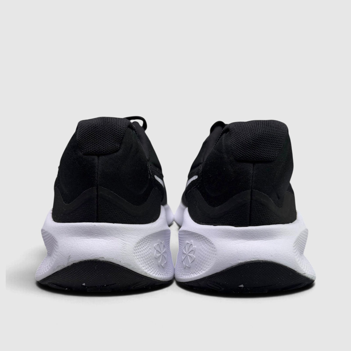 Nike Revolution 7 Black White, buty sportowe męskie w bardzo dobrym stanie rozmiar 45, widok z tyłu