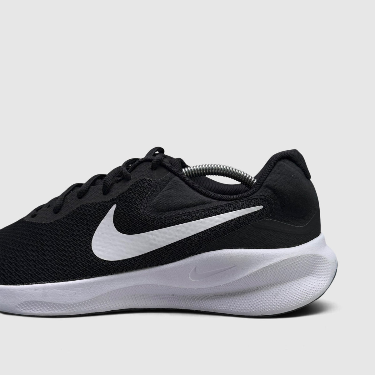 Nike Revolution 7 Black White, buty sportowe męskie w bardzo dobrym stanie rozmiar 45, boczny profil, lewa strona