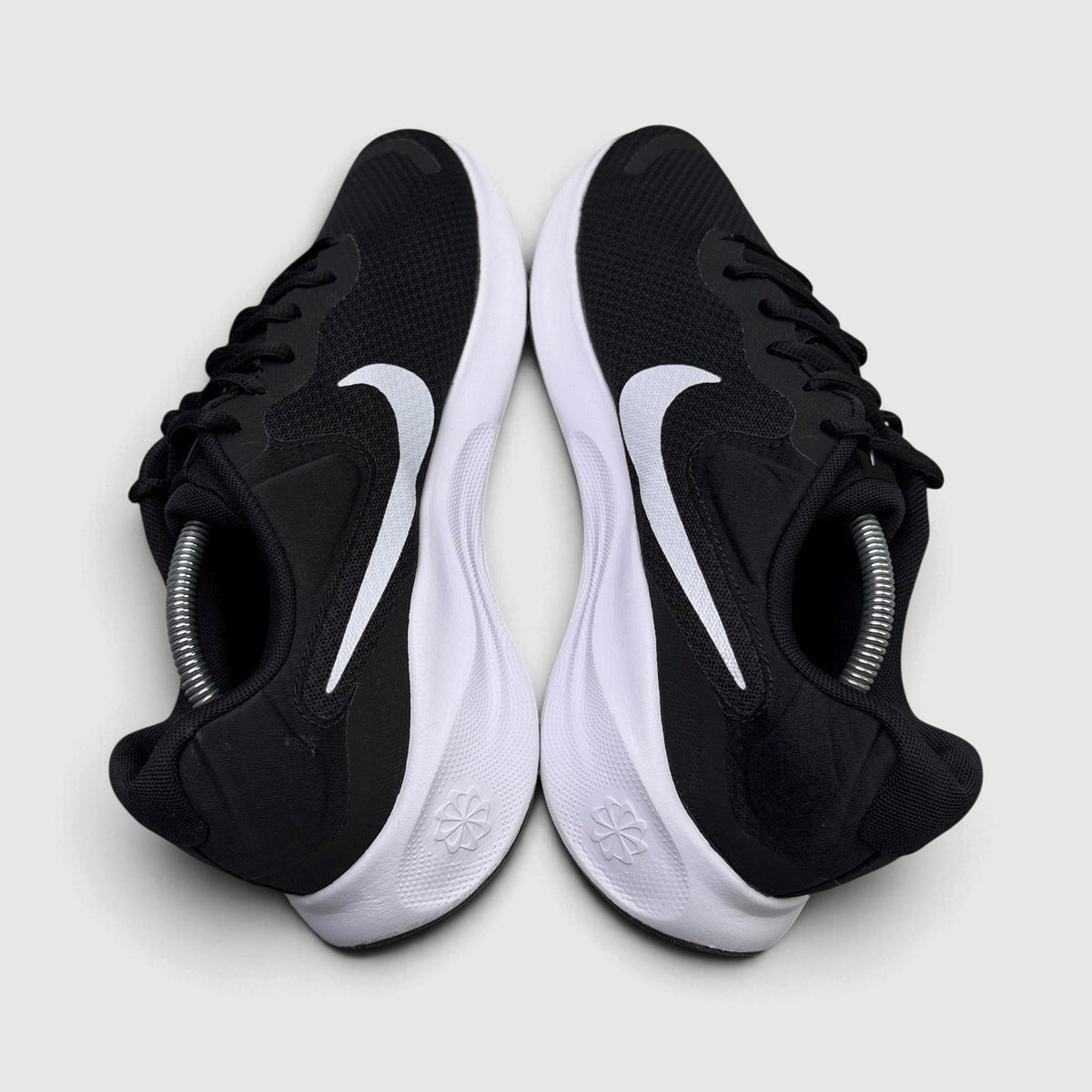 Nike Revolution 7 Black White, buty sportowe męskie w bardzo dobrym stanie rozmiar 45, widok z góry