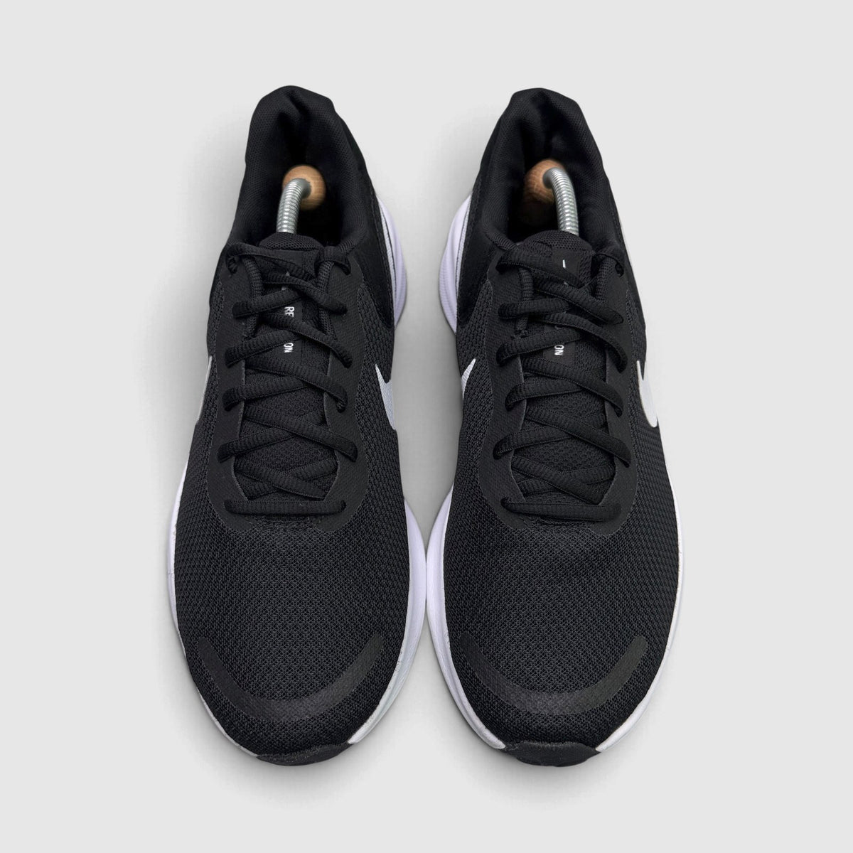 Nike Revolution 7 Black White, buty sportowe męskie w bardzo dobrym stanie rozmiar 45, widok z góry