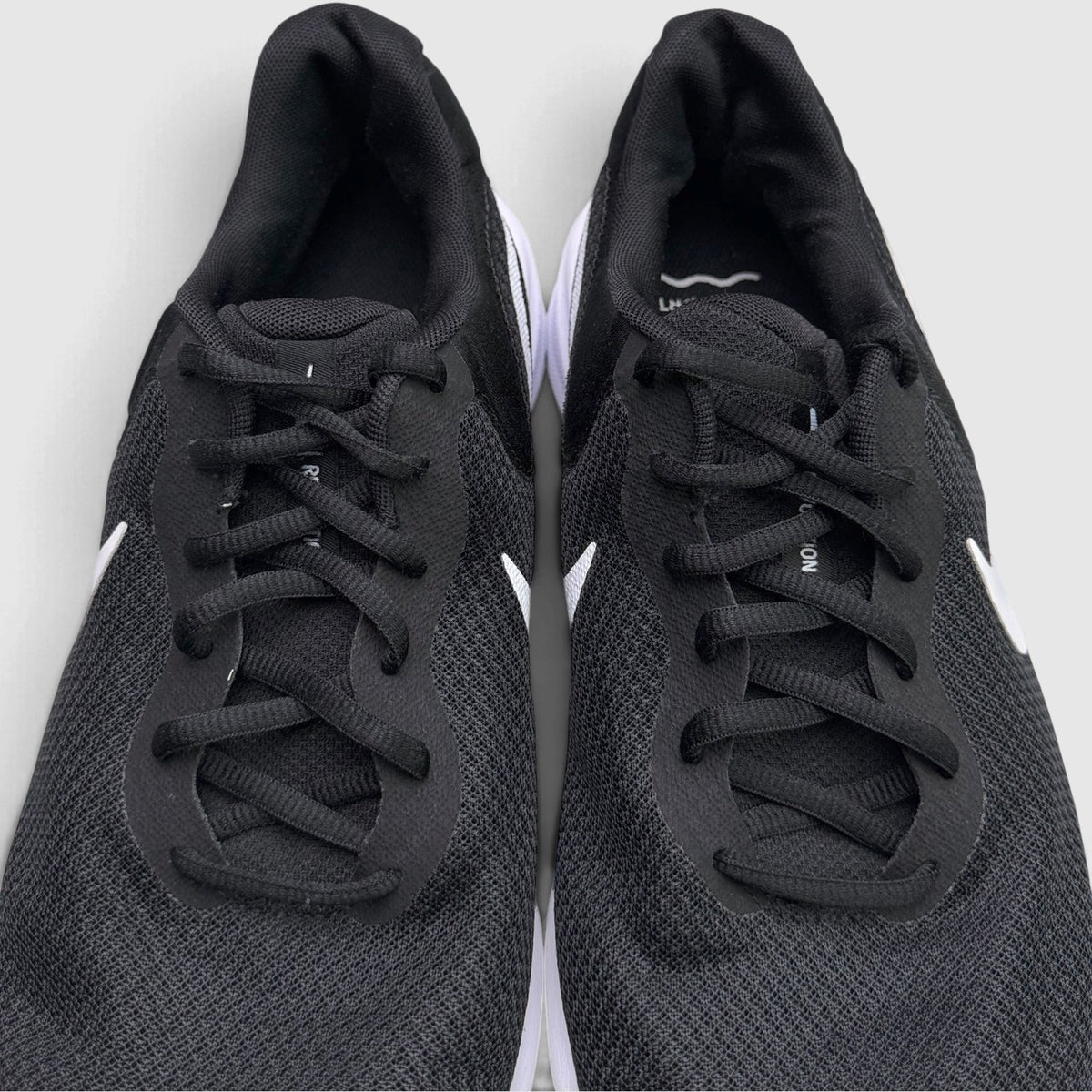 Nike Revolution 7 Black White, buty sportowe męskie w bardzo dobrym stanie rozmiar 45, widok z góry