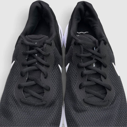 Nike Revolution 7 Black White, buty sportowe męskie w bardzo dobrym stanie rozmiar 45, widok z góry