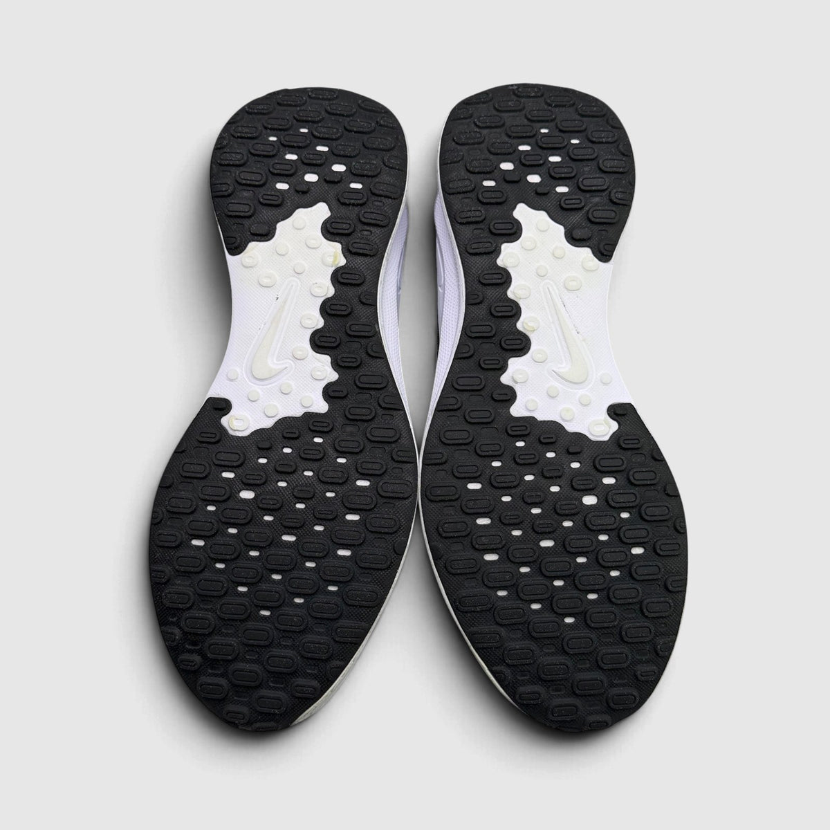 Nike Revolution 7 Black White, buty sportowe męskie w bardzo dobrym stanie rozmiar 45, podeszwa