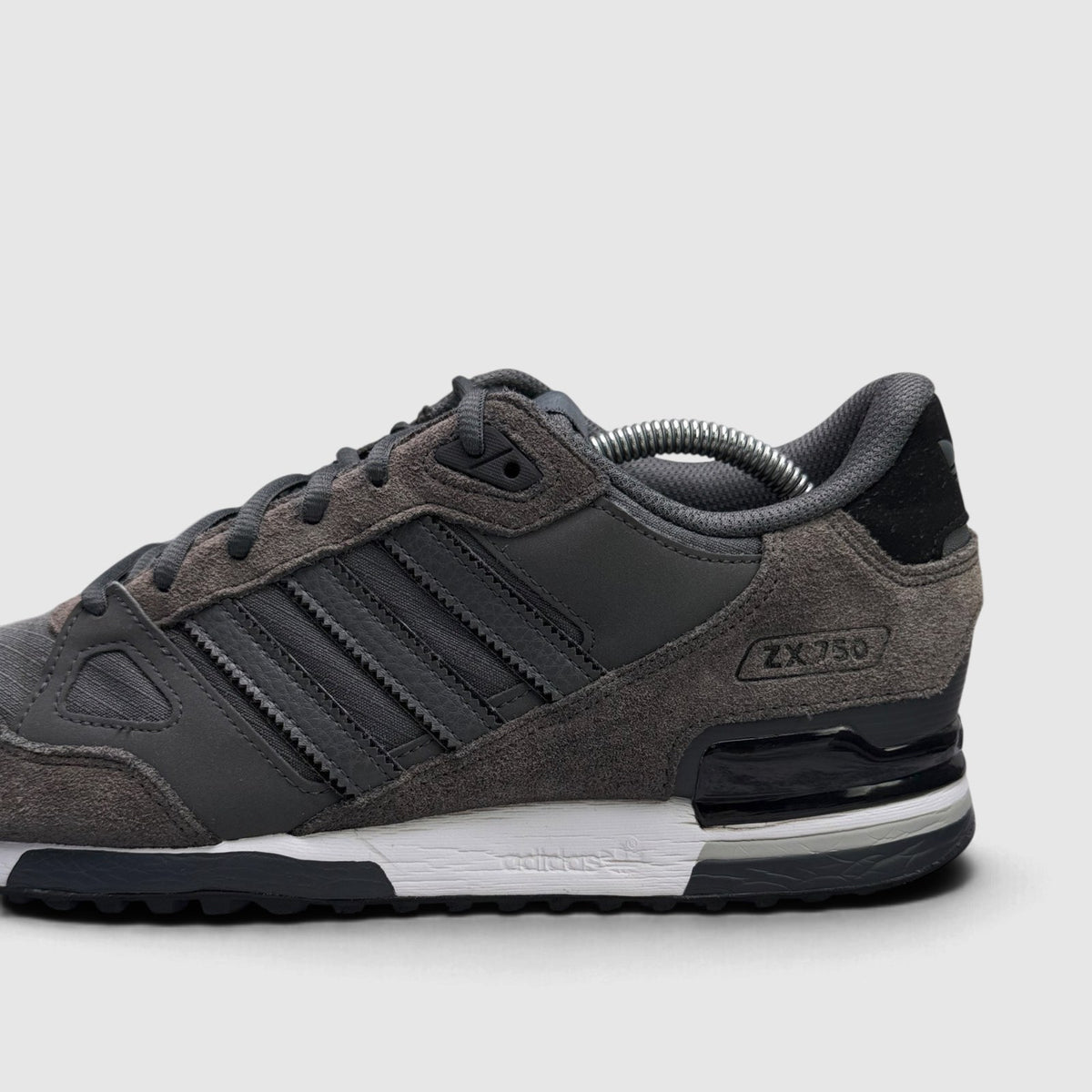 Adidas ZX 750, buty sportowe męskie w bardzo dobrym stanie rozmiar 44, boczny profil, lewa strona