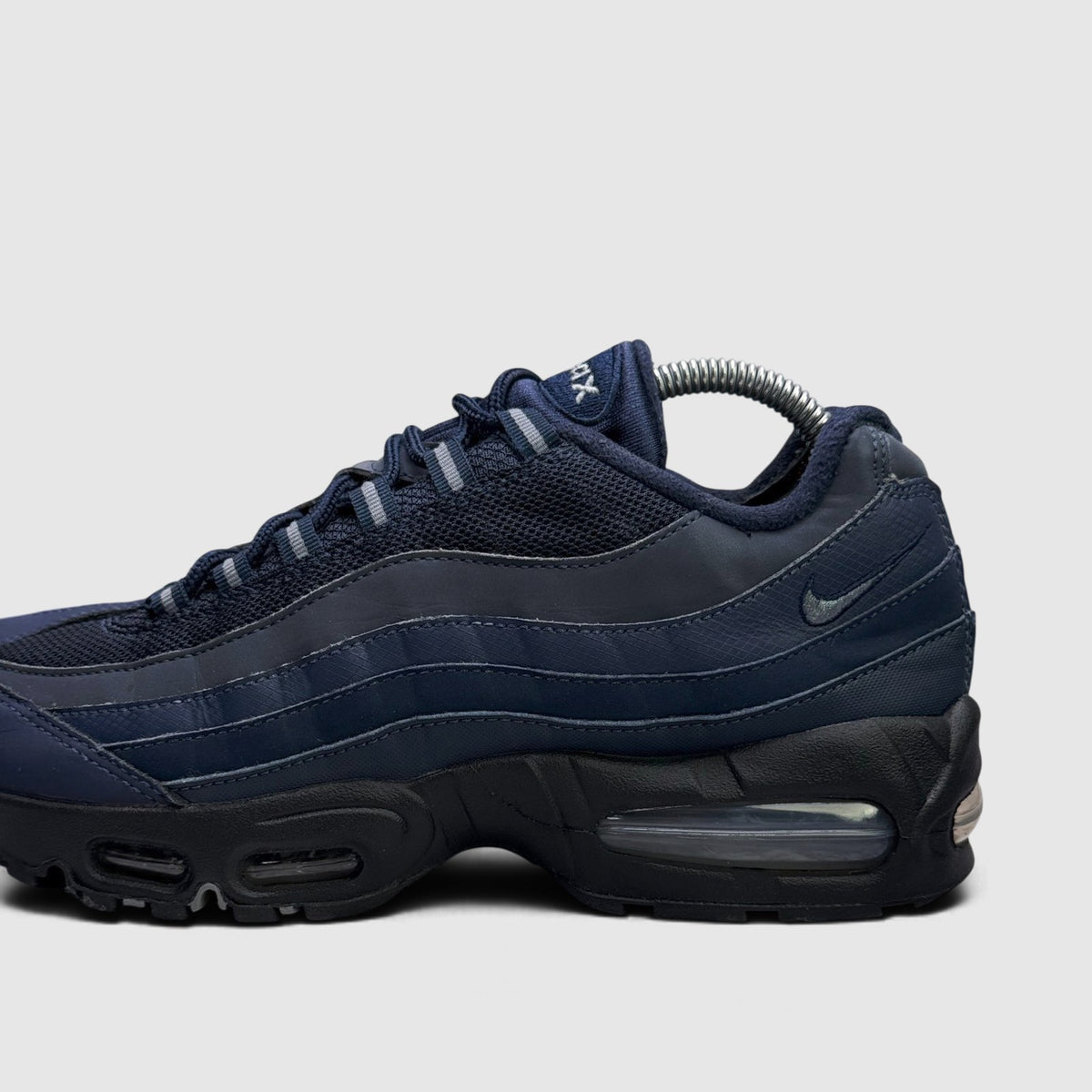 Nike Air Max 95 Obsidian, buty sportowe męskie w bardzo dobrym stanie rozmiar 41, boczny profil, lewa strona