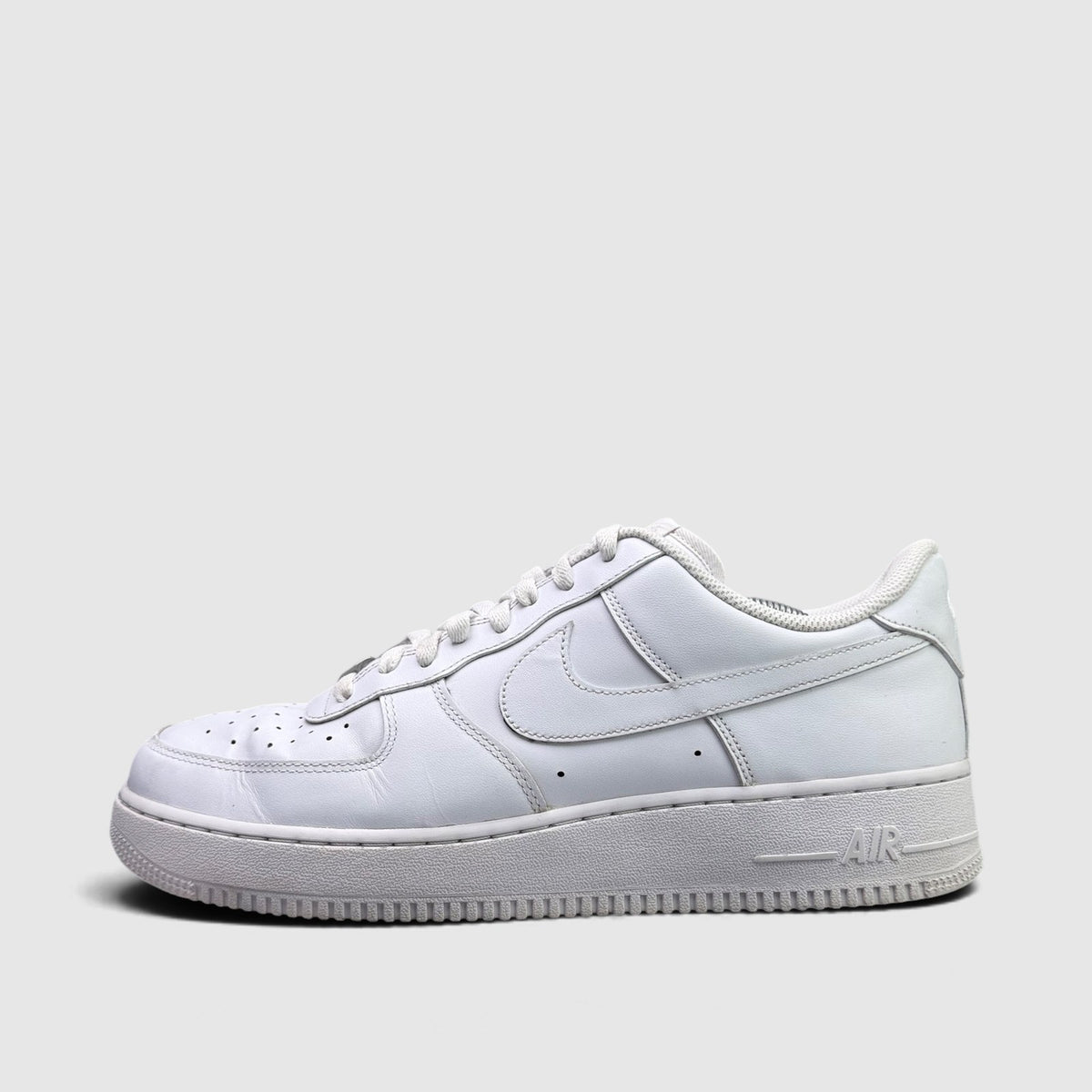 Nike Air Force 1 Low Triple White, buty sportowe męskie w bardzo dobrym stanie rozmiar 46, boczny profil, lewa strona
