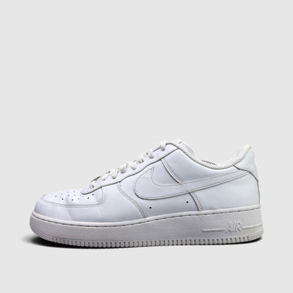 Nike Air Force 1 Low Triple White, buty sportowe męskie w bardzo dobrym stanie rozmiar 46, boczny profil, lewa strona