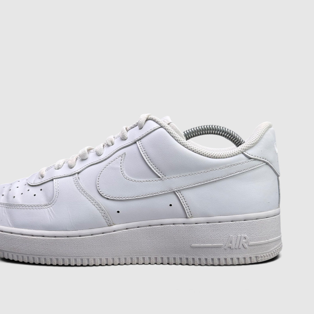 Nike Air Force 1 Low Triple White, buty sportowe męskie w bardzo dobrym stanie rozmiar 46, boczny profil, prawa strona