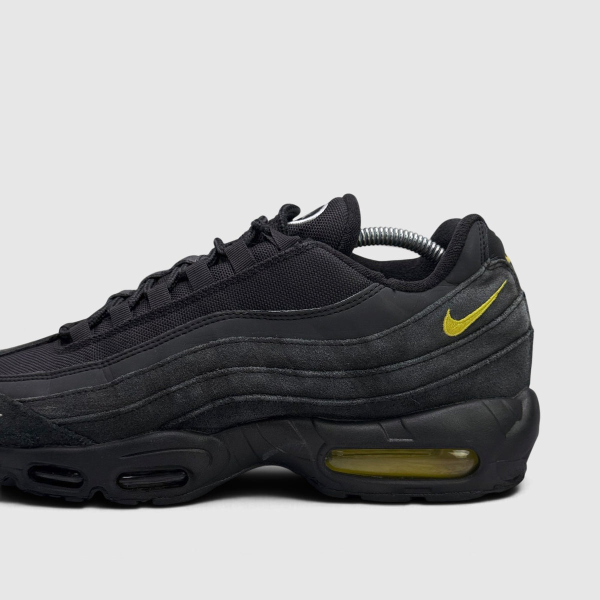 Nike Air Max 95 Black Yellow, buty sportowe męskie w dobrym stanie rozmiar 44, boczny profil, prawa strona