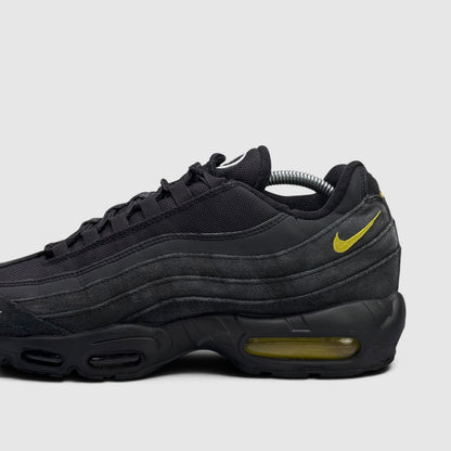 Nike Air Max 95 Black Yellow, buty sportowe męskie w dobrym stanie rozmiar 44, boczny profil, prawa strona