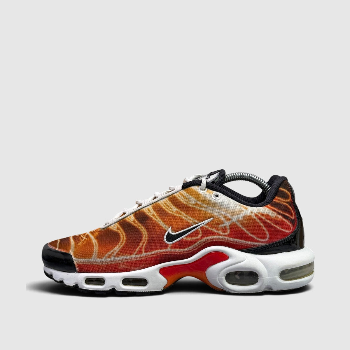 Nike Air Max Plus, buty sportowe męskie w bardzo dobrym stanie rozmiar 42.5, boczny profil, lewa strona
