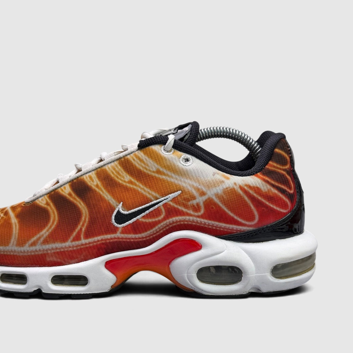 Nike Air Max Plus, buty sportowe męskie w bardzo dobrym stanie rozmiar 42.5, boczny profil, lewa strona