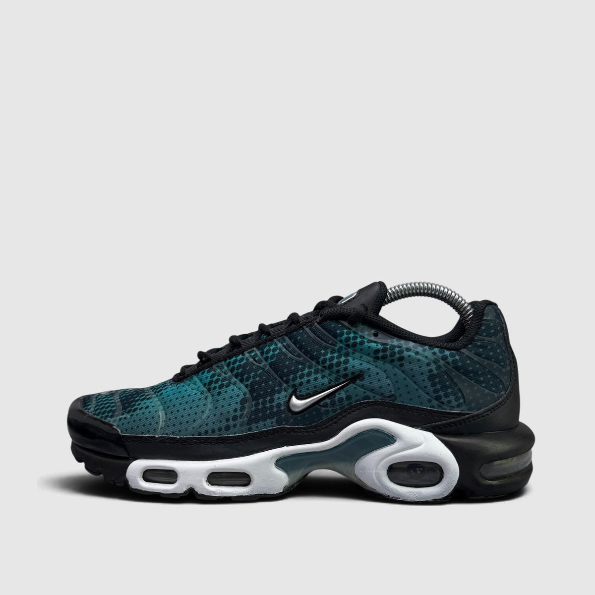 Nike Air Max Plus Black Dusty Cactus, buty sportowe męskie w bardzo dobrym stanie rozmiar 41, boczny profil, lewa strona