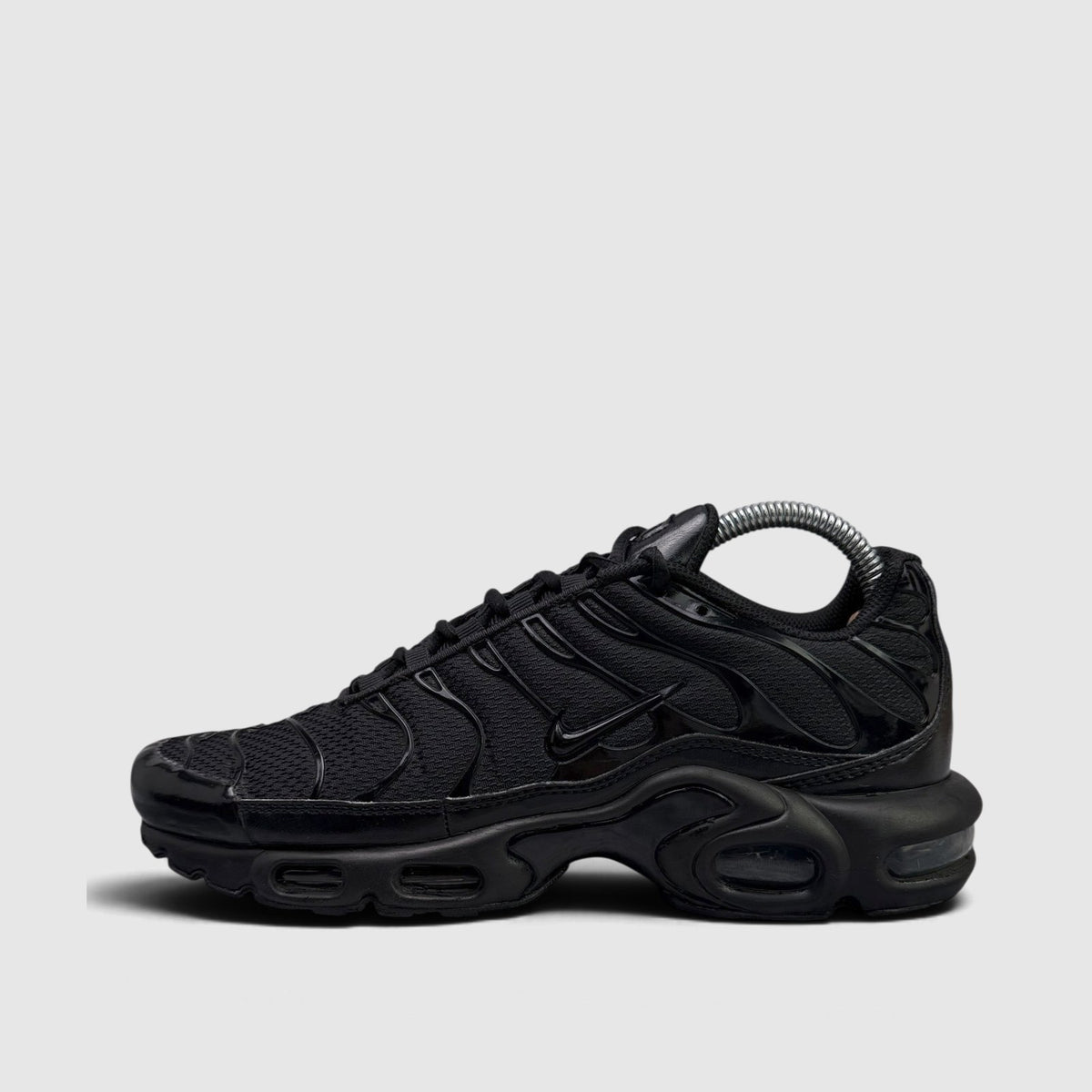 Nike Air Max Plus Triple Black, buty sportowe damskie w bardzo dobrym stanie rozmiar 40, boczny profil, lewa strona