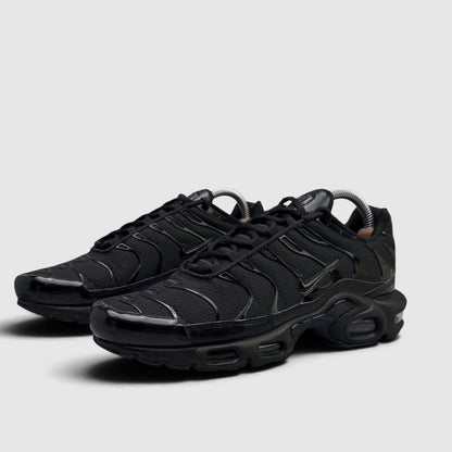 Nike Air Max Plus Triple Black, buty sportowe damskie w bardzo dobrym stanie rozmiar 40, para butów