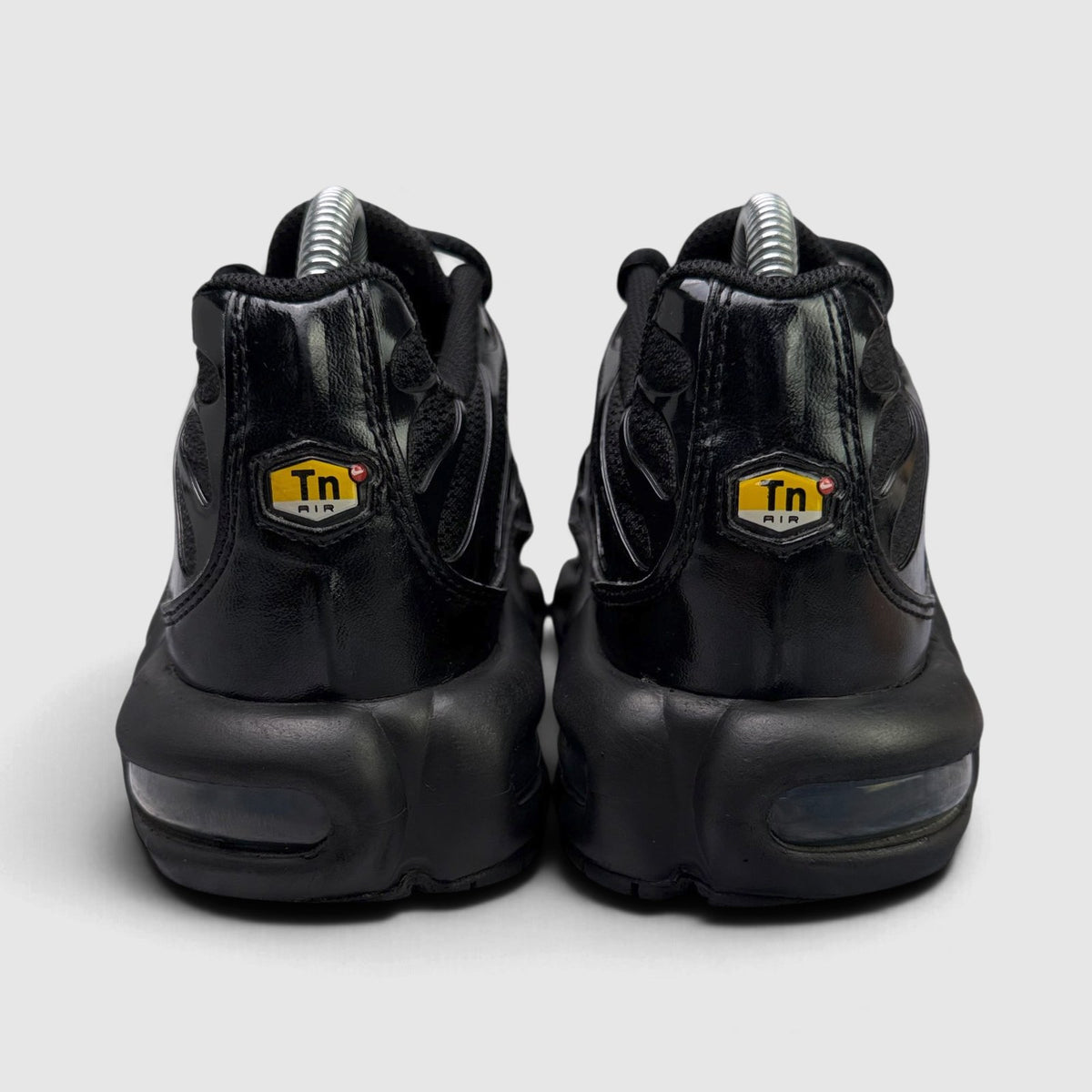Nike Air Max Plus Triple Black, buty sportowe damskie w bardzo dobrym stanie rozmiar 40, widok z tyłu