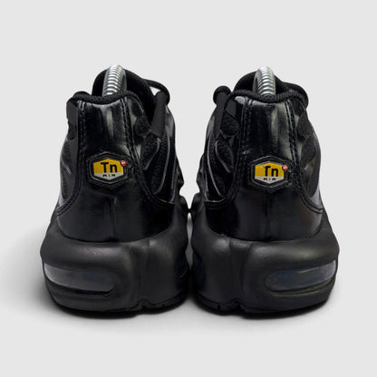 Nike Air Max Plus Triple Black, buty sportowe damskie w bardzo dobrym stanie rozmiar 40, widok z tyłu