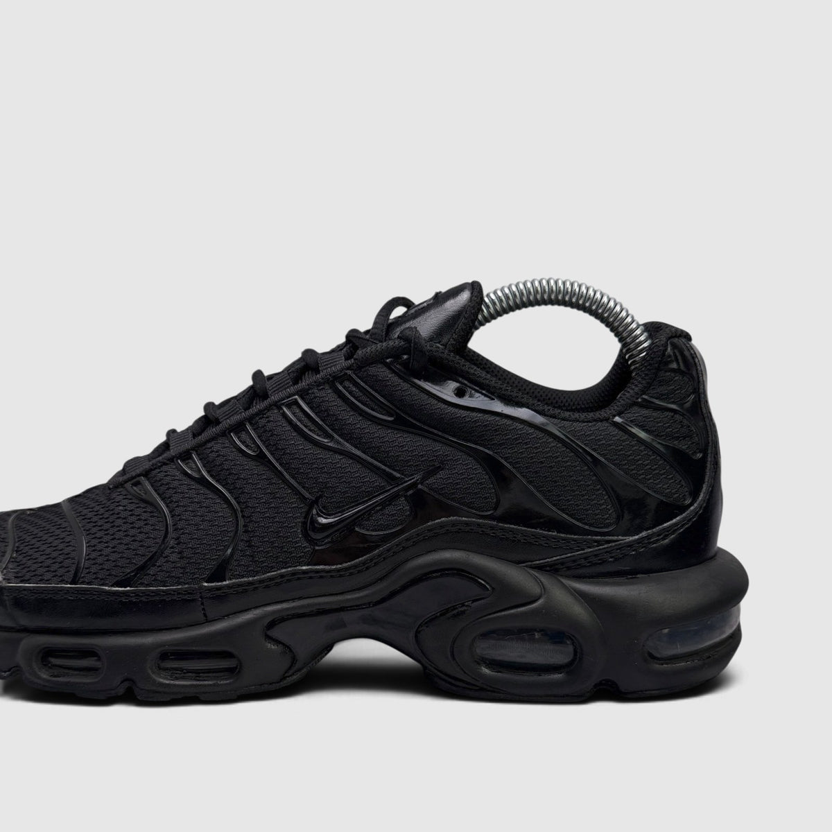 Nike Air Max Plus Triple Black, buty sportowe damskie w bardzo dobrym stanie rozmiar 40, boczny profil, prawa strona
