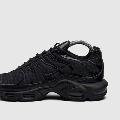 Nike Air Max Plus Triple Black, buty sportowe damskie w bardzo dobrym stanie rozmiar 40, boczny profil, prawa strona