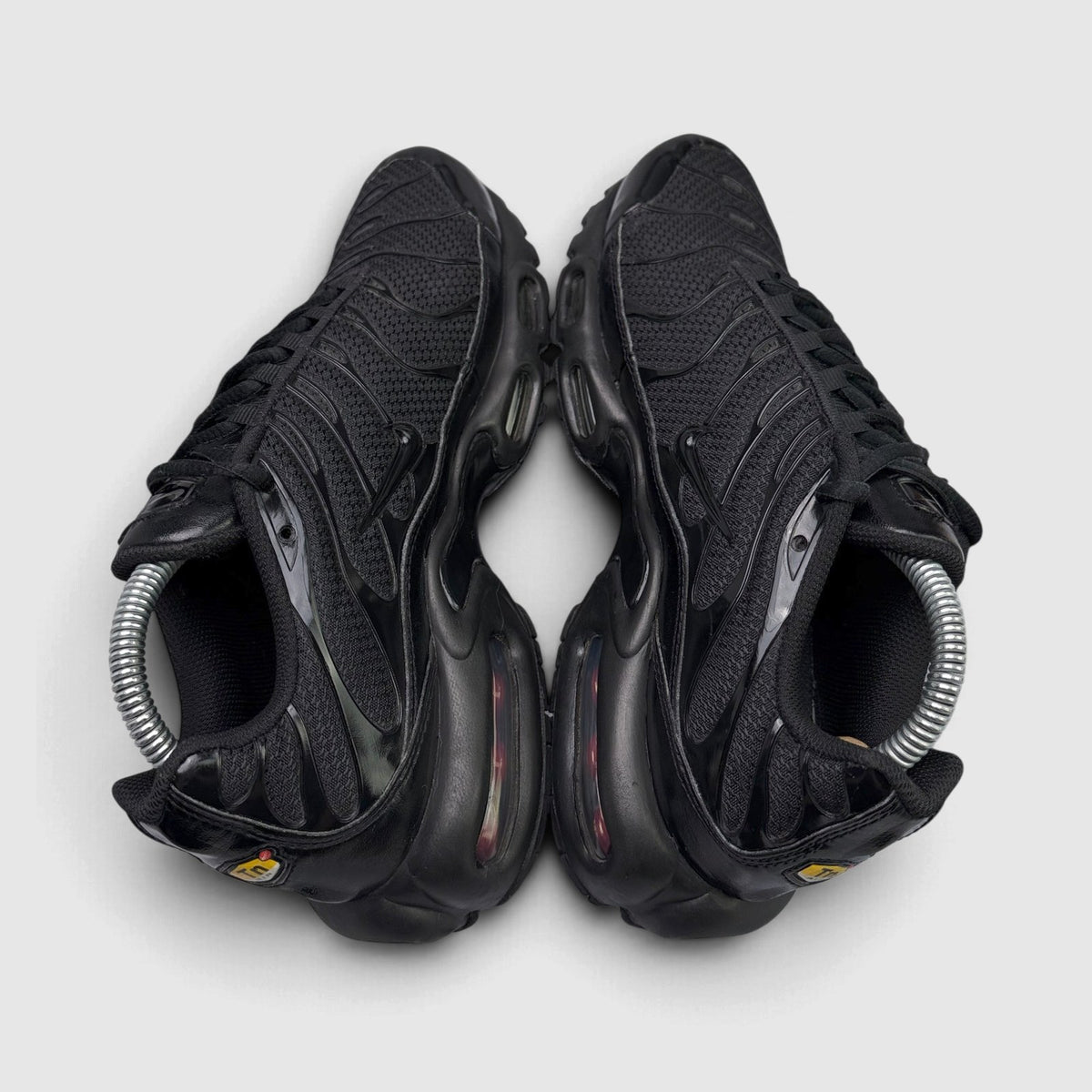 Nike Air Max Plus Triple Black, buty sportowe damskie w bardzo dobrym stanie rozmiar 40, widok z góry