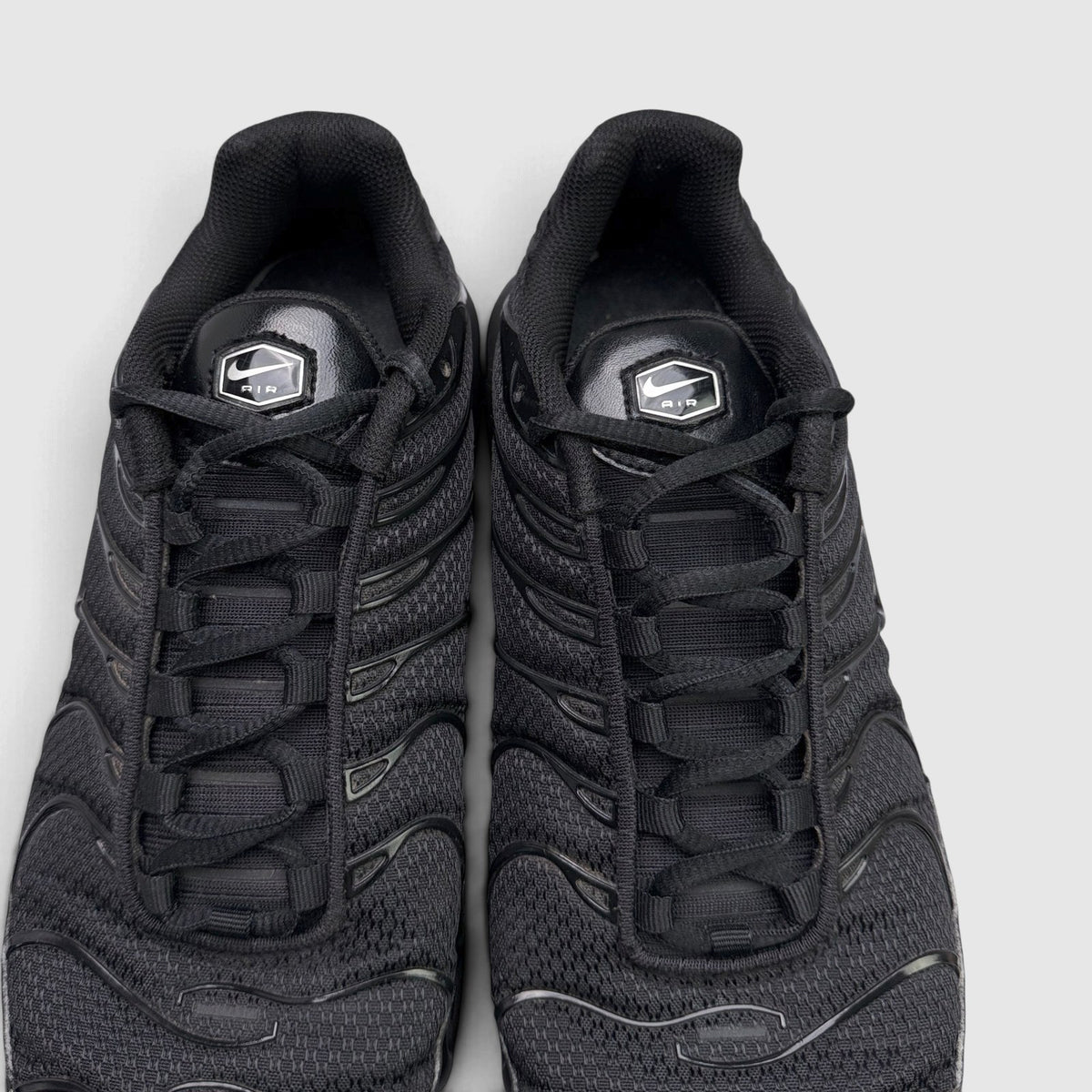 Nike Air Max Plus Triple Black, buty sportowe damskie w bardzo dobrym stanie rozmiar 40, widok z góry