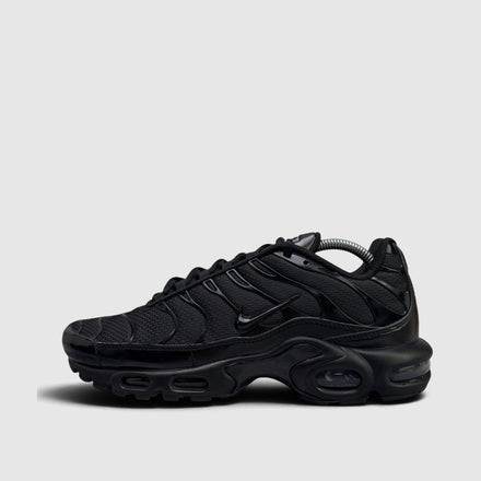 Nike Air Max Plus Triple Black, buty sportowe męskie w bardzo dobrym stanie rozmiar 43, boczny profil, lewa strona