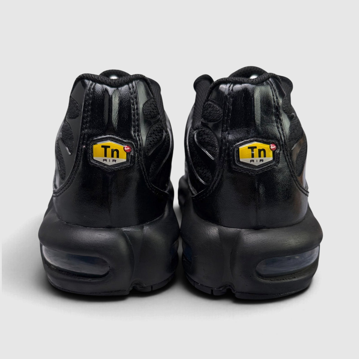 Nike Air Max Plus Triple Black, buty sportowe męskie w bardzo dobrym stanie rozmiar 43, widok z tyłu
