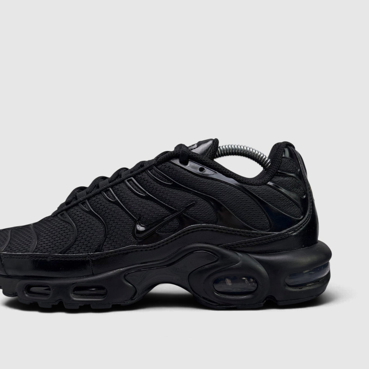 Nike Air Max Plus Triple Black, buty sportowe męskie w bardzo dobrym stanie rozmiar 43, boczny profil, prawa strona