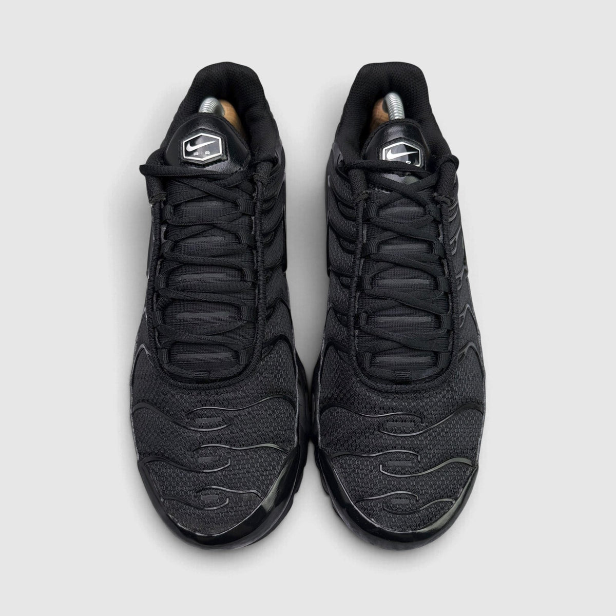 Nike Air Max Plus Triple Black, buty sportowe męskie w bardzo dobrym stanie rozmiar 43, widok z przodu