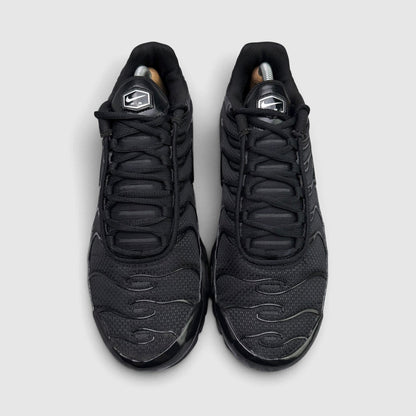 Nike Air Max Plus Triple Black, buty sportowe męskie w bardzo dobrym stanie rozmiar 43, widok z przodu