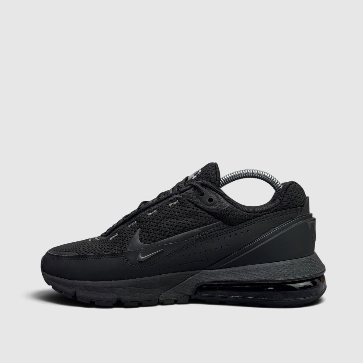 Nike Air Max Pulse Black, buty sportowe męskie w bardzo dobrym stanie rozmiar 41, boczny profil, lewa strona