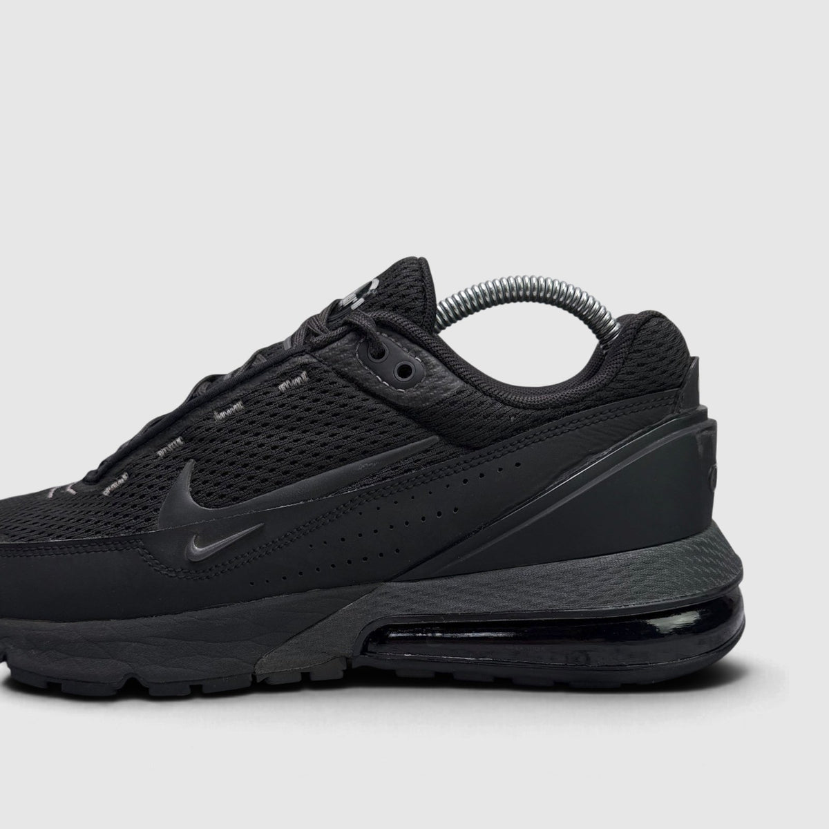 Nike Air Max Pulse Black, buty sportowe męskie w bardzo dobrym stanie rozmiar 41, boczny profil, prawa strona
