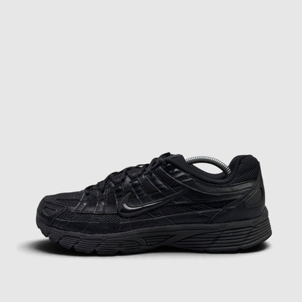 Nike P-6000 Black, buty sportowe męskie w bardzo dobrym stanie rozmiar 44.5, boczny profil, lewa strona