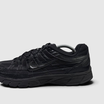 Nike P-6000 Black, buty sportowe męskie w bardzo dobrym stanie rozmiar 44.5, boczny profil, prawa strona
