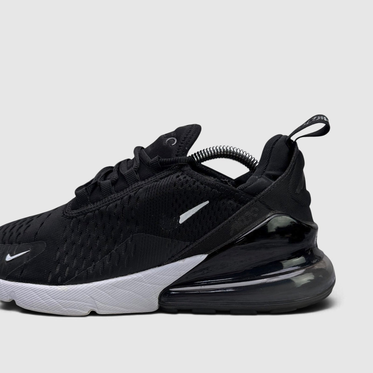 Nike Air Max 270 Black / Anthracite / White, buty sportowe damskie w bardzo dobrym stanie rozmiar 38.5, boczny profil, prawa strona