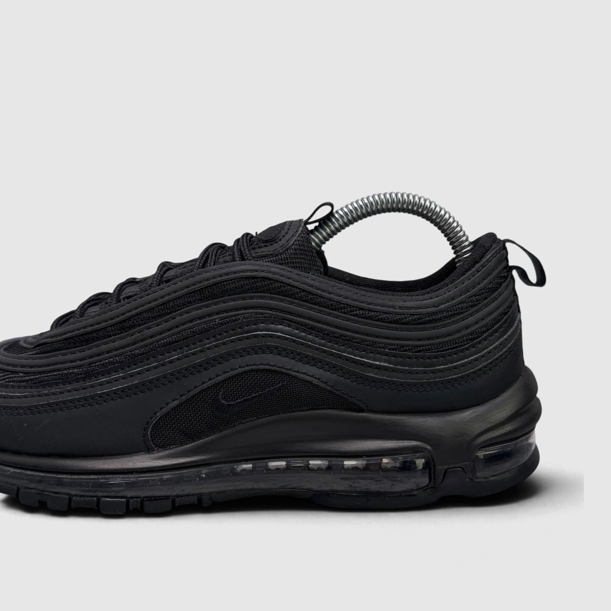 Nike Air Max 97 Triple Black, buty sportowe męskie w bardzo dobrym stanie rozmiar 40.5, boczny profil, lewa strona