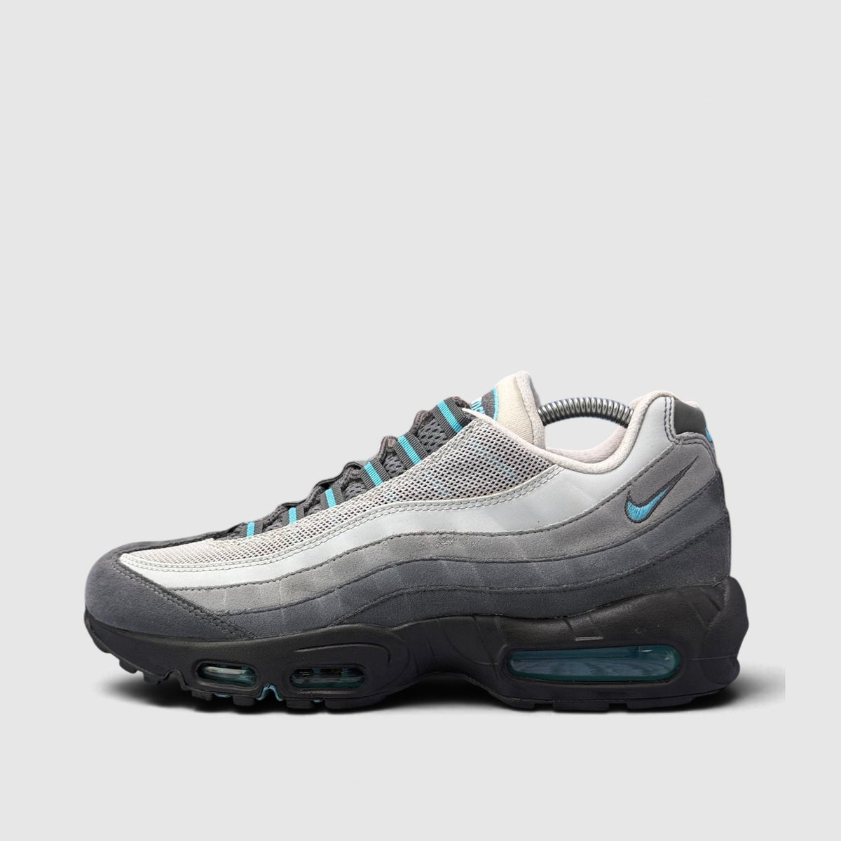 Nike Air Max 95 Baltic Blue, buty sportowe męskie w bardzo dobrym stanie rozmiar 42.5, boczny profil, lewa strona